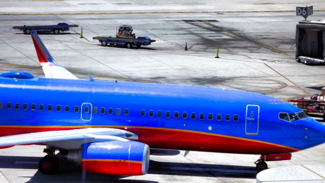 BOEING 737-600 —