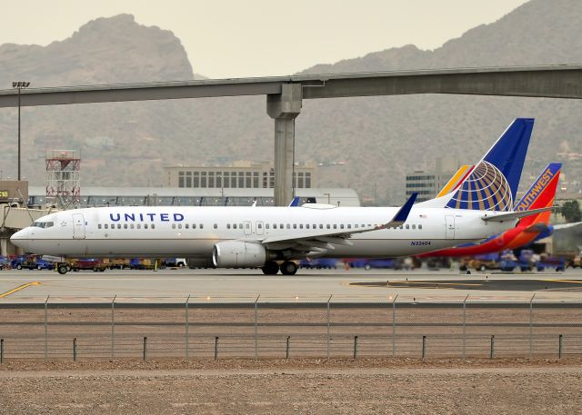 Boeing 737-900 (N32404)