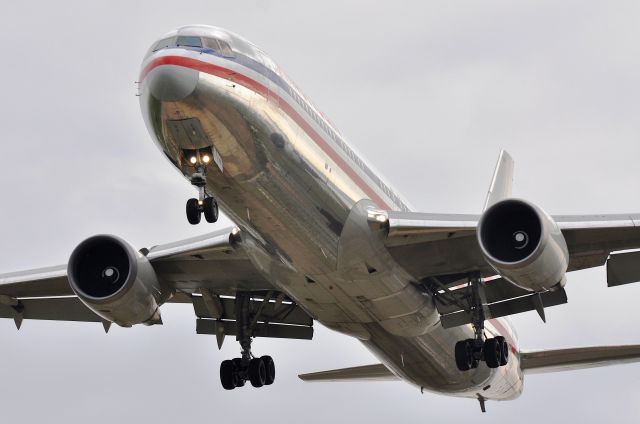 — — - Boeing 767-323ER American Airlines