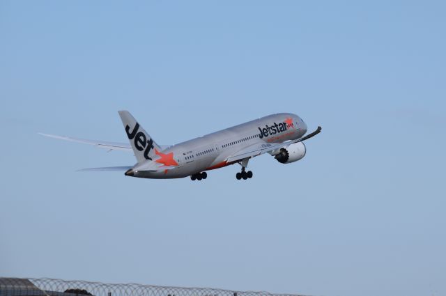 Boeing 787-8 (VH-VKB) - Dreamliner taking off from YMML