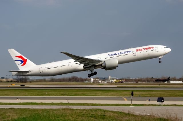 BOEING 777-300ER (B-2020) - Take off back to Beijing from Toronto