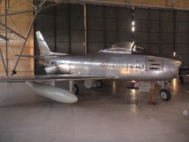 C122 — - North American F-86 Sabre (Museo Nacional de Aeronáutica / Morón - Argentina)