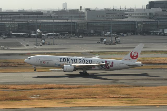 Boeing 777-200 (JA773J) - 22.Feb.2020br /RWY22 at Terminal-1