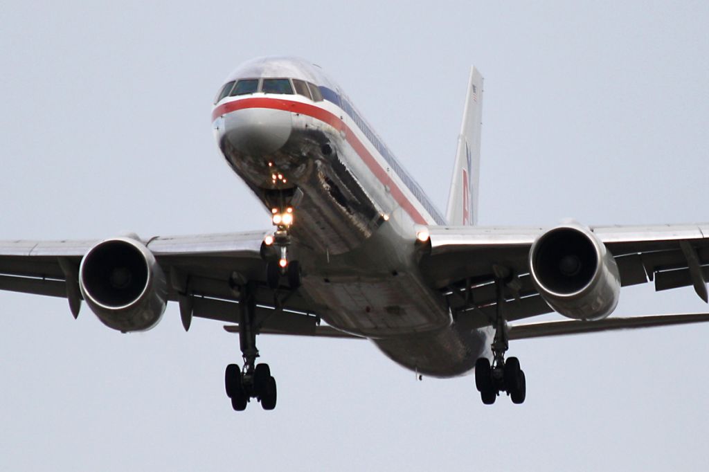 Boeing 757-200 (N696AN) - Short final for 28