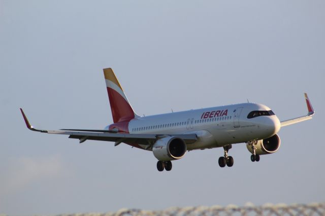 Airbus A320neo (EC-NTQ) - An Iberia A320neo on final approach into LHR, Landing on runway 27R.br /br /Location: Northern Perimiter Road, Beside Runway 27R.br /Date: 20.12.22 (dd/mm/yy).