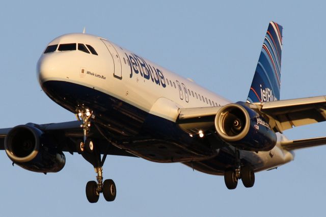 Airbus A320 (N594JB) - Dec. 10, 2011 - Short final for 28