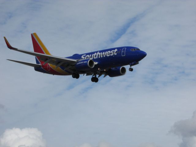 Boeing 737-700 (N7716A) - Landing on RWY 20R