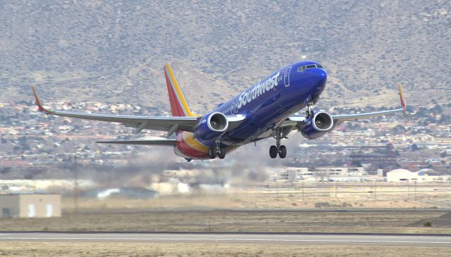 Boeing 737-800 (N8562Z)