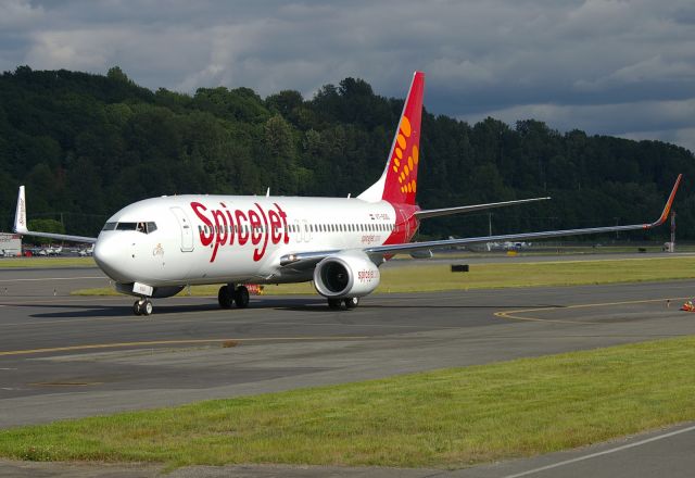 Boeing 737-800 (VT-SGG) - SpiceJet 737-8GJ seen taxiing at KBFI after a pre-delivery test flight.  Note the friendly captain as he waves high.