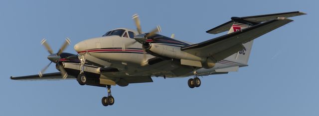 Beechcraft Super King Air 200 (N208BC) - LANDING AT KDSM 5.20.24 AT 7:55PM