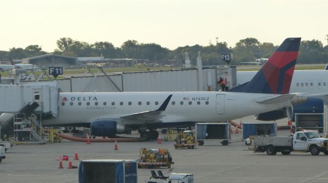 Embraer 170/175 (N749CZ)