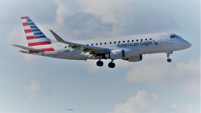 Embraer 175 (N435YX)