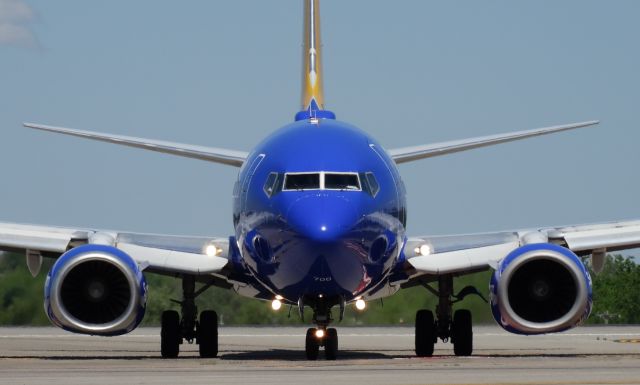 Boeing 737-700 (N213WN) - Front view of a Southwest 737-700 at BUF