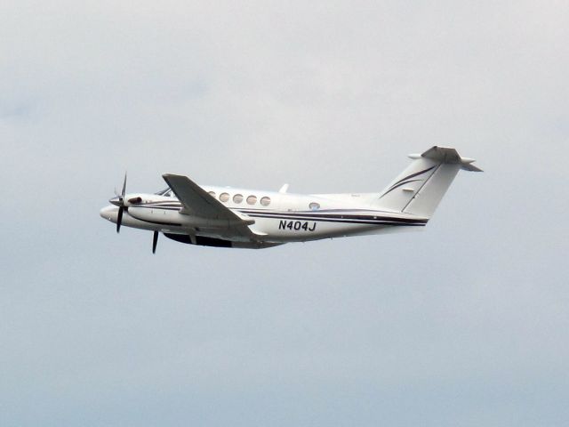 Beechcraft Super King Air 200 (N404J) - Take off runway 24R.