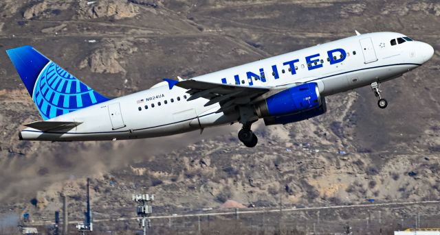 Airbus A319 (N824UA)