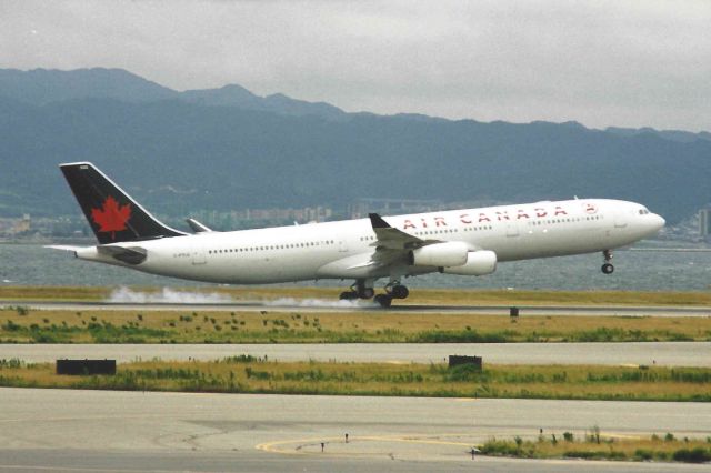 Airbus A340-300 (C-GBOM)