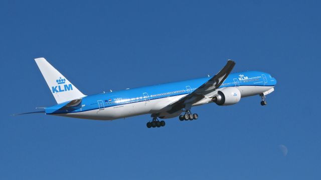 BOEING 777-300 (PH-BVU) - KLM9866 on rotation from Rwy 16R for its delivery flight to AMS on 9.27.17. (ln 1521 / cn 61702). This is the final B777-300 to be delivered to KLM. I like this photo, the Moon is visible but almost covered by the FlightAware watermark.