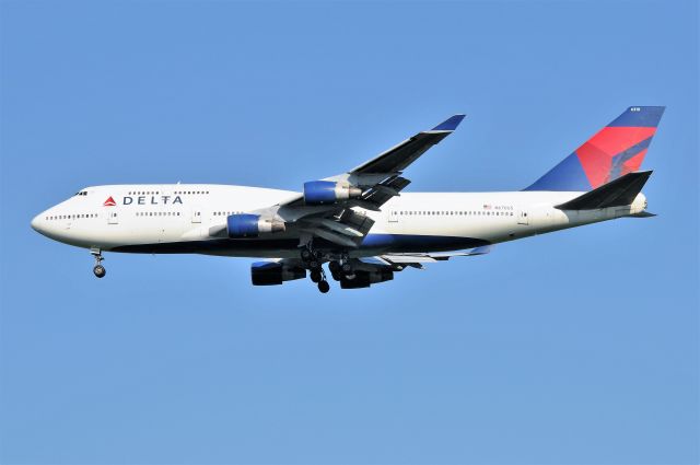 Boeing 747-400 (N670US)