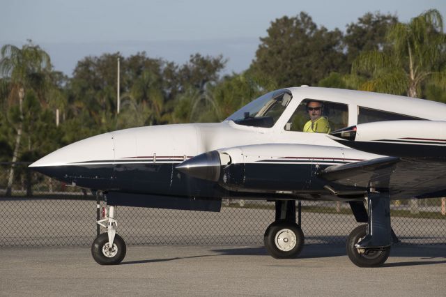 Cessna 310 (N919BF)