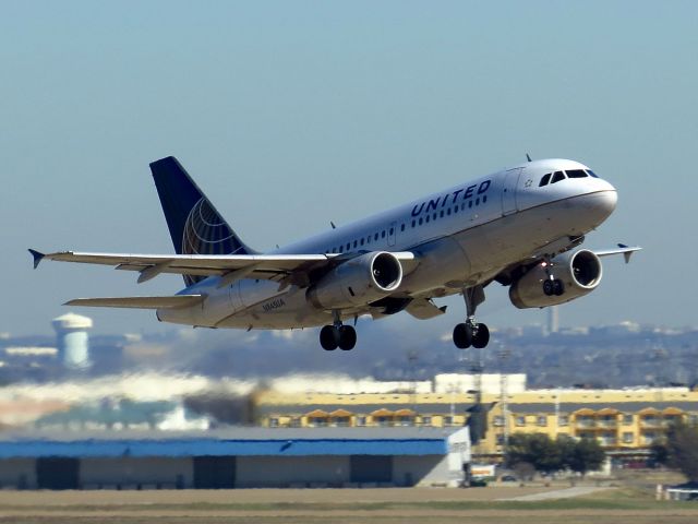 Airbus A319 (N845UA)