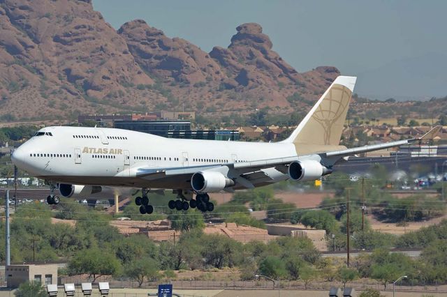 Boeing 747-400 (N322SG) - Atlas Aie 747-481 N322SG arriving at Phoenix Sky Harbor from Houston on October 6, 2017. It is scheduled to depart for Philadelphia with the Cardinals.