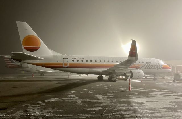 Embraer 175 (N652MK)