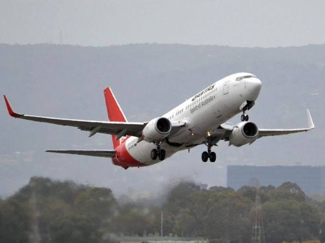 Boeing 737-800 (VH-VXS) - Getting airborne off runway 23. Friday 5th October 2012.