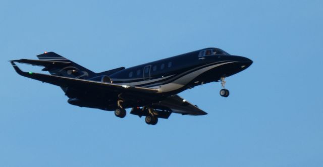 Hawker 800 (N941JS) - On short final is this 2009 Raytheon Hawker 900XP in the Autumn of 2022.