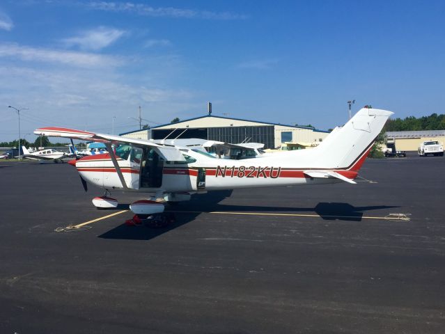 Cessna Skylane (N182KU)