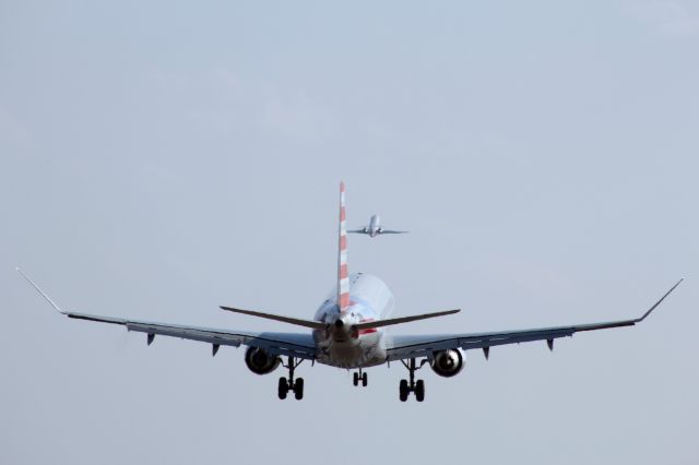 Embraer 175 — - Neat shot showing the proximity of approaching and departing aircraft at DCA.