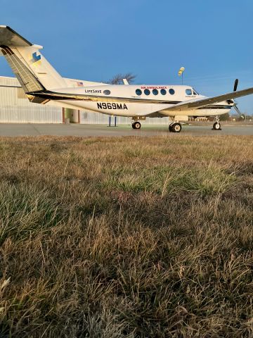 Beechcraft Super King Air 200 (N969MA)