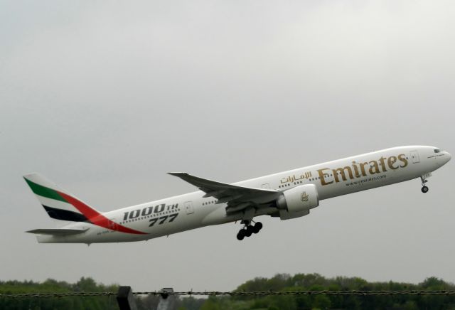 BOEING 777-300 (A6-EGO)