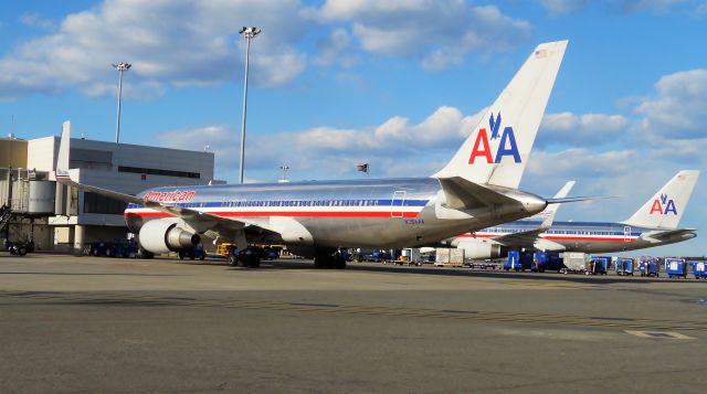 BOEING 767-300 (N354AA)