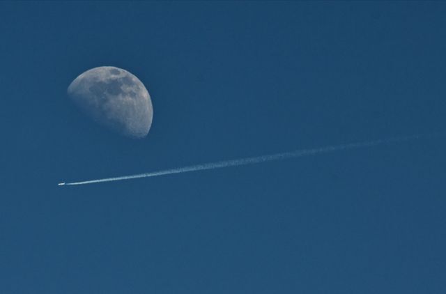 Boeing 737-800 (WJA1565) - Passing over Carson City on its way to Calgary with waxing moon.