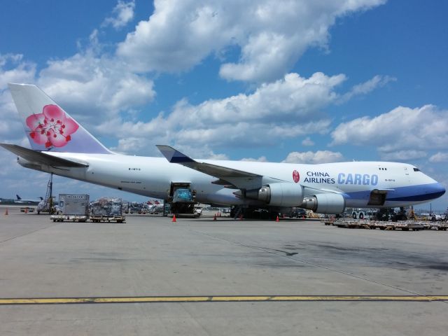 Boeing 747-200 (B-18715) - China Airlines Cargo loading up at KAT.