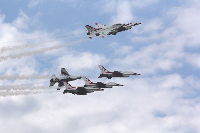 Lockheed F-16 Fighting Falcon — - USAF Thunderbirds 