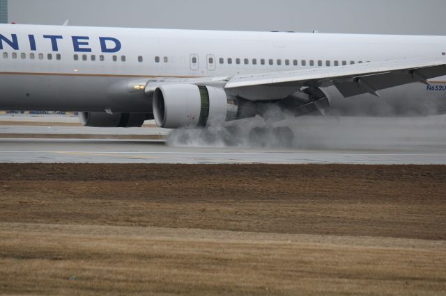 BOEING 767-300 (N652UA) - REVERSING ON 10C