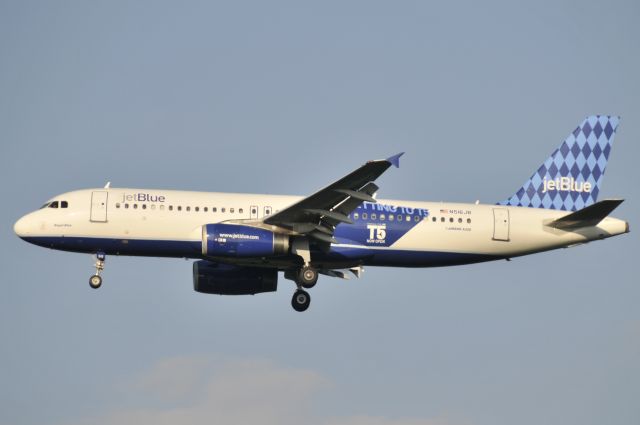 Airbus A320 (N516JB) - Seen at KIAD on 6/6/2009.  Special Paint Scheme.