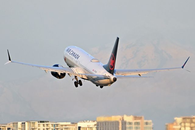Boeing 737 MAX 8 (C-FTJV)
