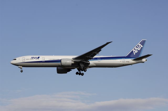 BOEING 777-300 (JA734A) - Final Approach to NRT Airport R/W34L on 2012/01/02