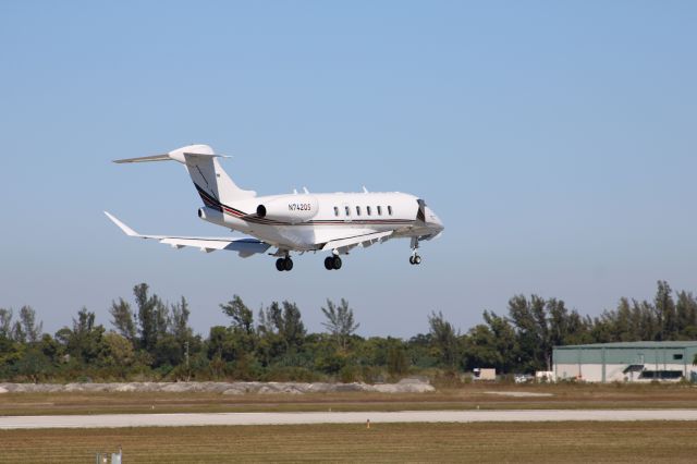 Canadair Challenger 350 (N742QS)
