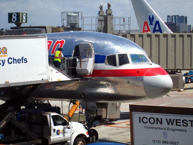 Boeing 757-200 (N619AA)