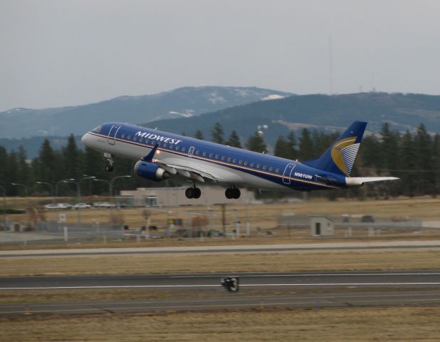 Embraer ERJ-190 (N961UW)
