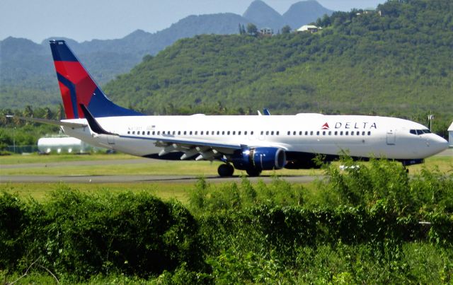 Boeing 737-800 (N3731T)