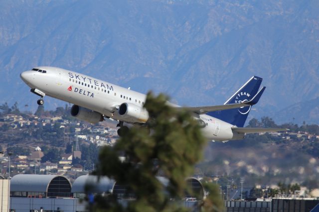 Boeing 737-800 (N3761R)