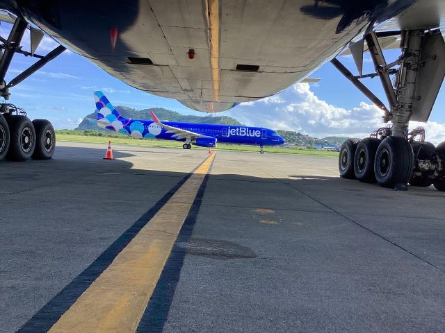 Airbus A321 (N958JB)