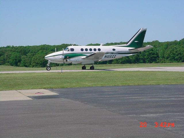 Beechcraft King Air 100 (N122ZZ) - Taxiing at KHNB on 5/20/09