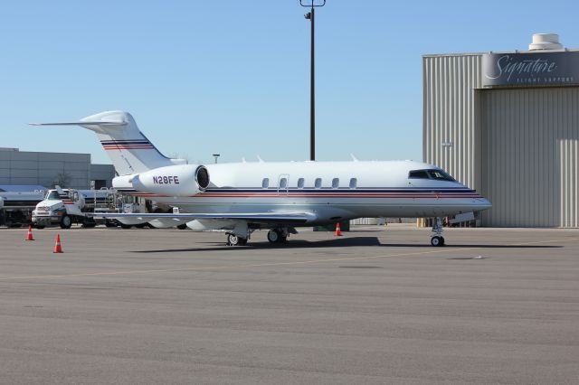 Bombardier Challenger 300 (N28FE)