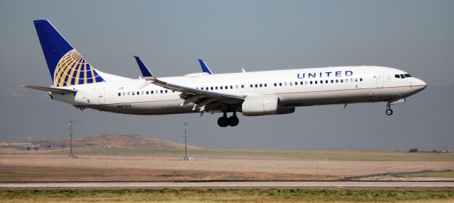 Boeing 737-900 (N67815) - Arrival 34R.