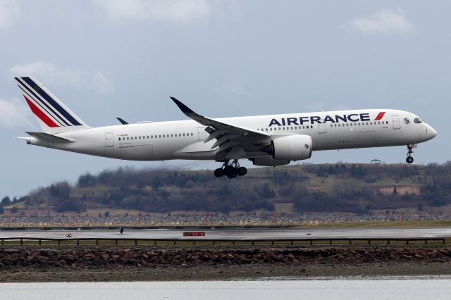 Airbus A350-900 (F-HUVK) - 'Air France 334 X-Ray' from Paris landing on 33L